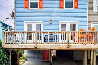 Image de Steps to the Beach & Boardwalk + Pool. Beach Chairs, Grill, & More Included