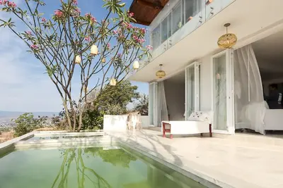 Image de View and Pool.