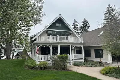 Image de 4 Bedroom Waterfront Home Available