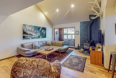 Image de 3rd-floor condo near lifts with hot tub, pool, sauna, Bbq area, deck & fireplace