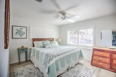 Image de Adorable 2 bedroom, ground level close, to Vaca cut!