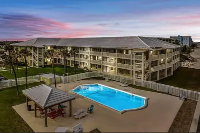 Image de Ocean front apartment with pool, firepit, Tv, & beach gear - snowbird friendly