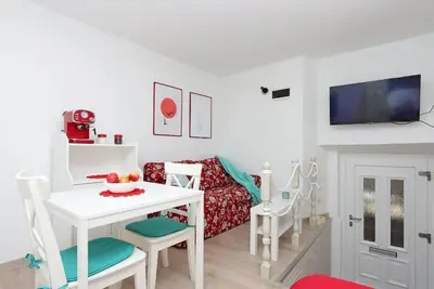 Image de Cute, cosy studio. Near castle in old town Bakar. With smart Tv and Wifi.
