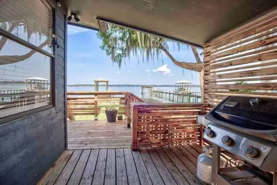 Image de Beautiful 3 bedroom 2 bathroom waterfront home on Drs. Lake