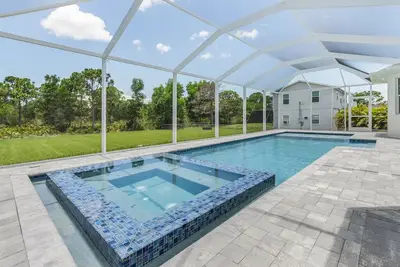 Image de Gorgeous Off Water 3/2 with Pool in the Heart of Pine Island!