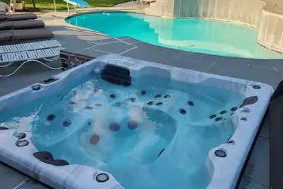 Image de Peace of mind on a big mansion, close to all local stores.