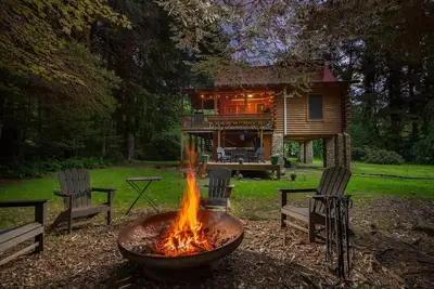 Image de Stoney Creek Cabin | Creekside Cabin with Fire Pit & Hot Tub!