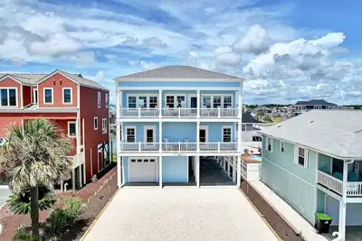 Image de New to Proactive Vacations! \"Isle Be Back\" is a 5 Bedroom, 4. 5 Bathroom Home with an Elevator!
