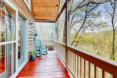 Image de Private retreat amongst the trees with a deck, firepit, grill, Ac, and W\/D