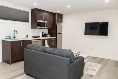 Image de Amazing Basement Suite With a Dedicated Workspace
