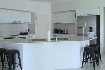 Image de 6 Bedroom Modern Home + Pet Friendly! Sleeps 14