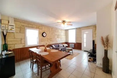 Image de Maison en pierre lumineuse, idéale pour une famille près de Cantenac.