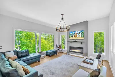 Image de Luxurious Villa Tremblant 4 Bdr w\/ Hot Tub (B120)