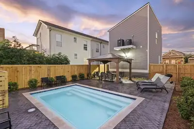 Image de Exquisite New Superdome Group House w/Heated Pool, Parking, 8 Beds and 5 Baths