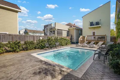 Image de Remarkable Superdome Group Home w/Heated Pool, Parking, Patio, 8 Beds & 5 Baths