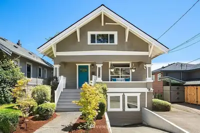 Image de Grand Craftsman - 2900sf, parking, yard. partial Ac. 93 walkscore SeattleStays