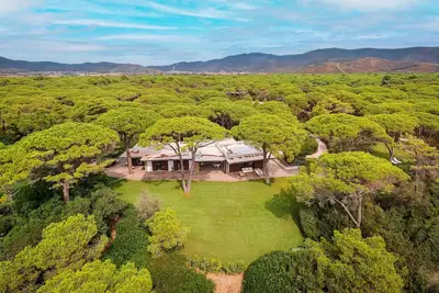 Image de Villa à Roccamare avec 8 chambres à coucher, 16 couchages