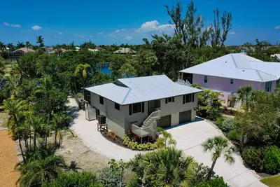 Image de The Sand Castle: Updated Pool Home Near the Beach!