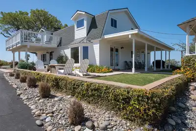 Image de Hilltop Vineyard Estate with 360 Views, Hot Tub & Pool!