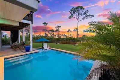 Image de Book Now for Fall! Bay front and Private Pool! Minutes to the Beach, Fishing and Restaurants!