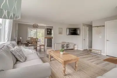 Image de Quiet 3-Bedroom Ranch with King Suite Sits Near Pacific Citys Shopping, Dining!