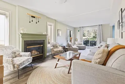 Image de 3br Bright Mountain View Condo at Blue on Monterra