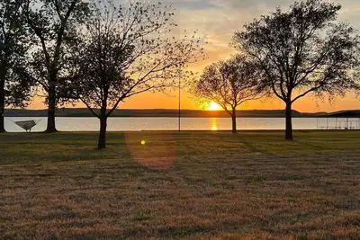 Image de Lakefront escape with Breathtaking Sunsets! ! Dock Access, 5 min from Rocker B