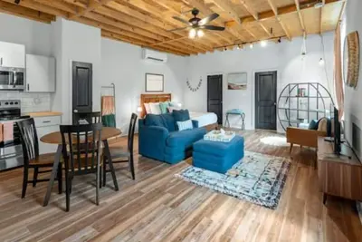 Image de Lovely & Roomy 1br Ez Access to Santa's Wonderland