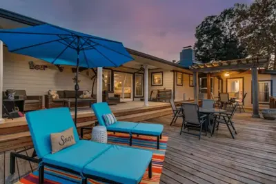 Image de Riverfront estate with outdoor fireplace, bbq, river deck, boat dock and more!