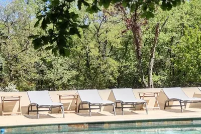 Image de Villa avec piscine à Nans-les-Pins, 1ha de terrain ombragé au calme absolu