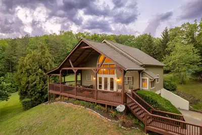 Image de Smoky Mountain retreat - game room, theater, hot tub & view near the park!