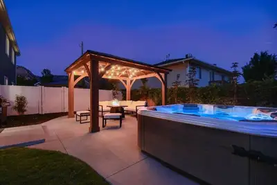 Image de ⭐️Private Hot Tub + Fireplace + Covered Patio + 75\" Tv
