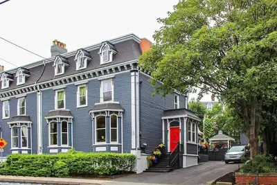 Image de 5Bd Heritage Dream Home in Downtown's heart!