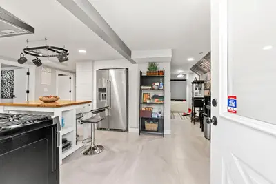Image de Gorgeous basement apt. w\/chef kitchen, Spa bath, movie theater, hot tub & sauna