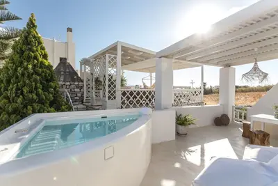 Image de Beautiful Naxos Suite | Grand Deluxe Suite | 1 Bedroom | Private Terrace & Outdoor Jaccuzi | Agkidia