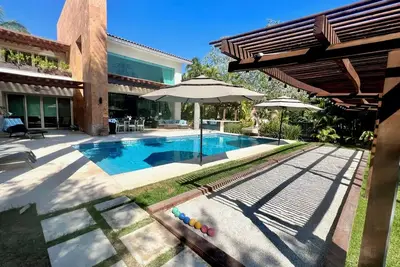Image de Breathtaking Villa on Nv Canal with Heated Pool, Lounge, Golf Cart, Boat Access!