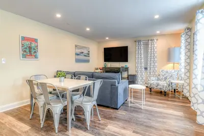 Image de 18 Abbott Apt - Spacious Garden Level Apt - 1 block from the Beach