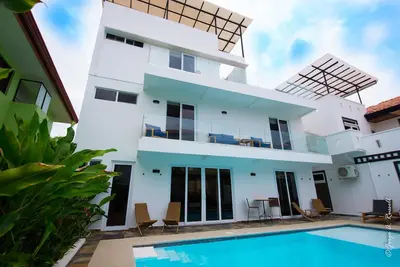 Image de Steps from beach with private pool, rooftop terrace & swim up bar beach club!