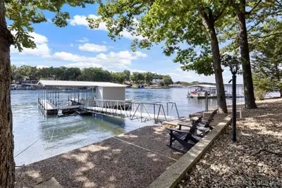 Image de Family Friendly-Newly Renovated-Lakefront Home Garage is Game Room-Built in Bunks! Dock Added!