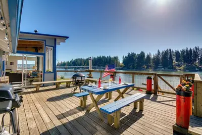 Image de Gorgeous Allyn Getaway - No-Bank Waterfront!