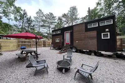 Image de Unique Tiny Home Escape! Fully Equipped & Relaxing, Privacy-Fenced Outdoor Space