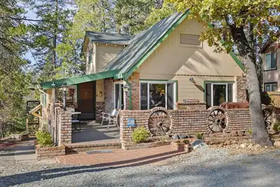 Image de Walk to town, Lake access, Pet Friendly, King bed, Patio mountain views