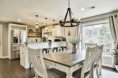 Image de Stunning cottage 5 mins to town! Fire pit!