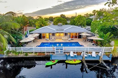 Tropical Waterfront Shared Pool 2bd 2ba Duplex