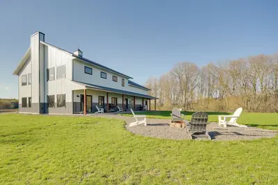 Image de Large Home w/ Land in Prairie Farm!