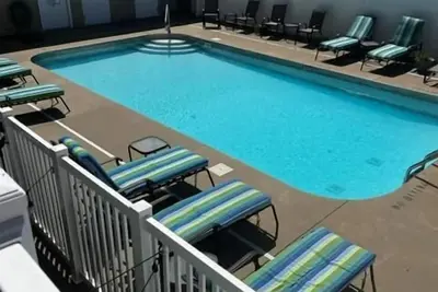 Image de pool, heart of downtown, walkable to shopping, dining, beaches