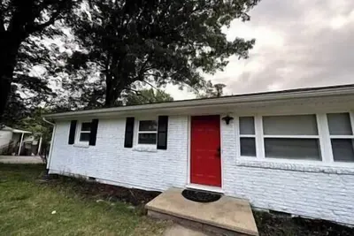 Image de Cozy Red Door Cottage - 5 mins from Casino