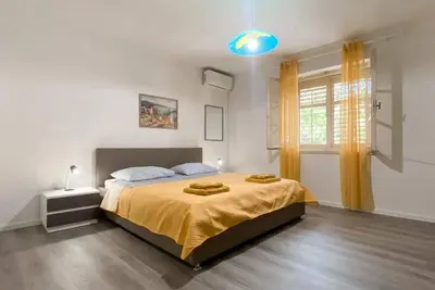 Image de Appartement de deux chambres avec la terrasse Makarska (A-21333-a)
