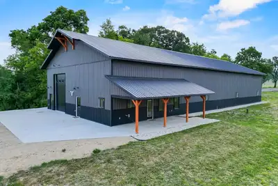 Image de Brand New Country Rustic Barn-R&R At It's Finest! Madison Area