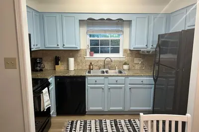 Image de Cozy Townhome by the Rez, Sleeps 6, centrally located